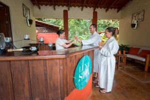 un groupe de personnes debout au bar dans l'établissement Casa Luna Hotel & Spa, à Fortuna