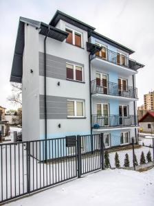 budynek z płotem przed nim w obiekcie Apartamenty Novomiejska 17 w mieście Lublin