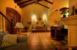 Titulcia的住宿－巴拉塔里亞奧爾加米安特思酒店，客厅配有沙发和电视
