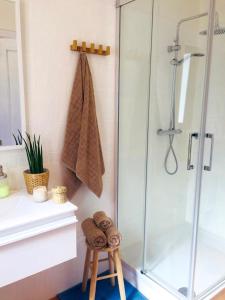 uma casa de banho com um chuveiro e um banco. em B&B Villa Pinos Málaga em Alhaurín de la Torre