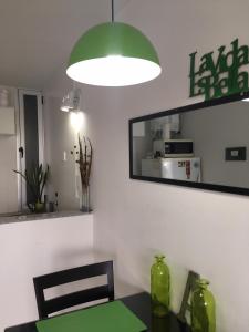 a dining room with a green table and a mirror at Departamento Calle 46 in La Plata