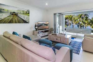 Seating area sa Island Views Beachfront Apartments