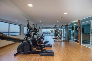 Fitness centrum a/nebo fitness zařízení v ubytování Asia Cha-am Hotel