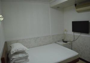 Uma cama ou camas num quarto em Astronaut's Hotel