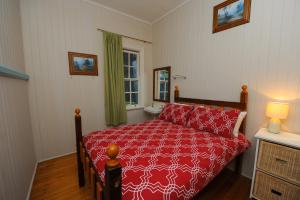een slaapkamer met een rood bed en een raam bij Samford Lakes Rural Accommodation in Mount Samson +67 foto's