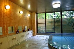 ein großes Bad mit einem Pool und Spiegeln in der Unterkunft Asia Hotel FUJISAN in Yamanakako