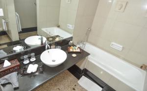 Vannituba majutusasutuses The Jayakarta Yogyakarta Hotel & Spa