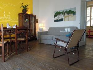 Predel za sedenje v nastanitvi Charming house with private dock on Lake Como