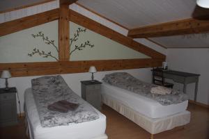 A bed or beds in a room at Le Pèlerin