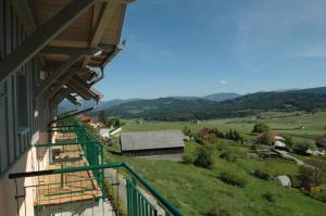Vista generica sulle montagne o vista sulle montagne dall'interno dell'hotel