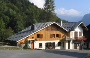 サモエンヌにあるGîte des Moulinsの黒屋根の大きな木造建築