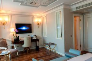 Uma TV ou centro de entretenimento em Rixos Pera Istanbul