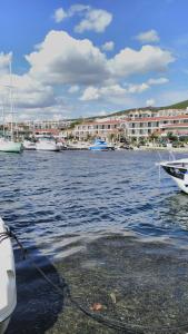 eine Gruppe von Booten in einem Gewässer mit Gebäuden in der Unterkunft Villa Bonita Apartment in Sonnenstrand
