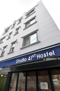 um edifício com uma placa que lê Studio hostel em Studio41 em Seul