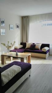 ein Wohnzimmer mit 2 Betten und einem Couchtisch in der Unterkunft Villa Bonita Apartment in Sonnenstrand