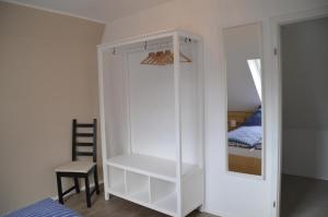 um quarto com um armário branco e uma cama em Ferienwohnung Tiberquelle em Dülmen