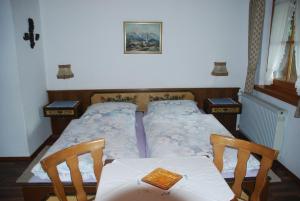 グライナウにあるFerienwohnung Renateのベッドルーム1室(ベッド1台、テーブル、椅子付)