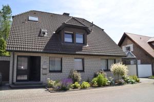 uma casa com telhado de azulejo em Ferienwohnung Tiberquelle em Dülmen