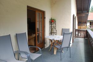 a patio with a table and chairs on a balcony at Ferienwohnung Renate in Grainau