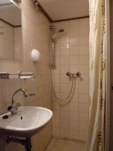uma casa de banho com um lavatório e um chuveiro em Hotelboat Allure em Amsterdã