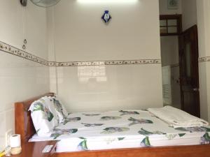 um quarto com uma cama num quarto em Nhà nghỉ Sunrise em Quy Nhon