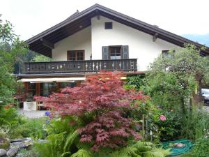 a house with a garden in front of it at Ferienwohnung Renate in Grainau