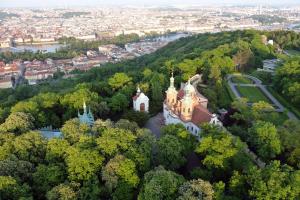 プラハにあるflat 18 minutes from Vaclavske namestiの森の中の教会の空見