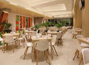贝克西哈里斯会议酒店（HARRIS Hotel & Conventions Bekasi）餐厅或其他用餐的地方
