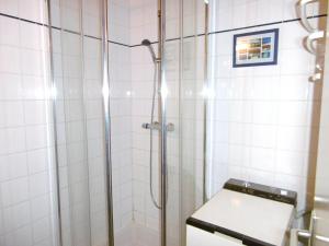 サルゾーにあるSOIZICのバスルーム(シャワー、トイレ付)