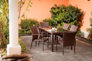 Une table et des chaises en bois sont disponibles sur la terrasse. dans l'établissement Weingut und Gästehaus Berger, à Gedersdorf