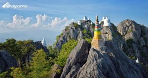 un sommet de montagne avec des tours colorées en haut dans l'établissement Villa Rassada Nakorn Lampang, à Lampang
