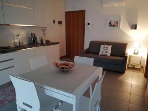 a kitchen and living room with a table and chairs at Cà delle Rose in Rovereto