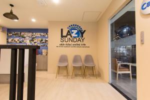 תעודה, פרס, שלט או מסמך אחר המוצג ב-Lazy Sunday hostel
