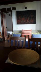 1 dormitorio con 1 cama con mesa de madera en Castillo Gualisancho, en Echedo