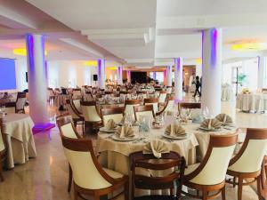 a dining room filled with tables and chairs at Hotel Terme Marine Leopoldo II in Marina di Grosseto