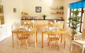 uma sala de jantar com mesa e cadeiras em Slidala B&B em Roscrea