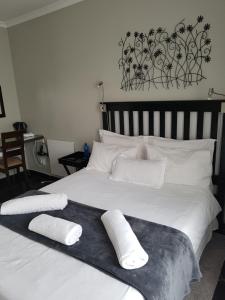Säng eller sängar i ett rum på Hiflyerz Guest House