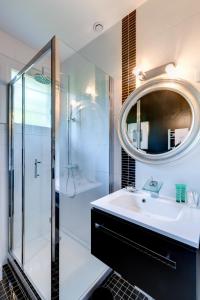 a bathroom with a sink and a shower at Les Eaux qui Rient in Sanguinet