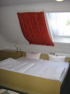 Ein Bett oder Betten in einem Zimmer der Unterkunft Berghotel Holzerath