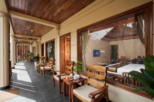 Khu vực ghế ngồi tại Golden Topaz Phu Quoc Resort