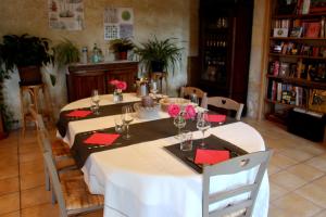 SairesにあるB&B La Closerie du Clos de Sairesの赤いナプキンとワイングラスを添えたテーブル