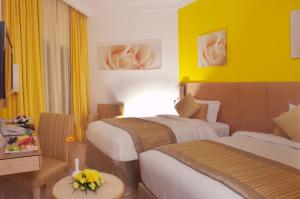 Postel nebo postele na pokoji v ubytování Al Khoory Executive Hotel, Al Wasl