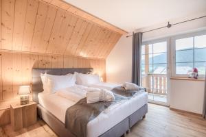 Un pat sau paturi într-o cameră la Lungauer Baerensuiten