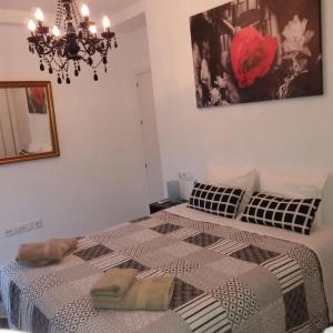 A bed or beds in a room at Atico con terraza en Alameda de Hercules