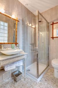 サンギネにあるLes Eaux qui Rientのバスルーム(シャワー、洗面台、トイレ付)