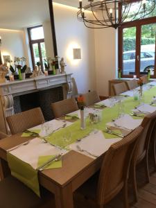 a dining room with a table with a green table cloth at Hotel Oude Abdij in Lo-Reninge