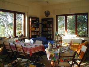a living room with a table and chairs at La Casa di Ulisse B&B in Quercianella