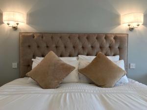 een bed met 2 kussens en 2 lampen bij The Doonleigh suite in Ayr