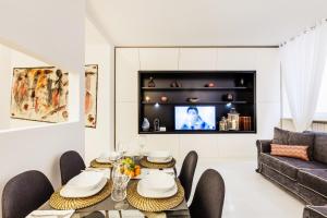 a living room with a table and a couch at Luxury Apartment Casa Farnese – Campo de Fiori in Rome