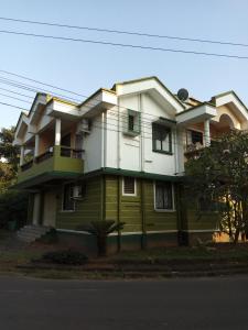 a green and white house on the side of a street at Cassi Studio with a view in Varca